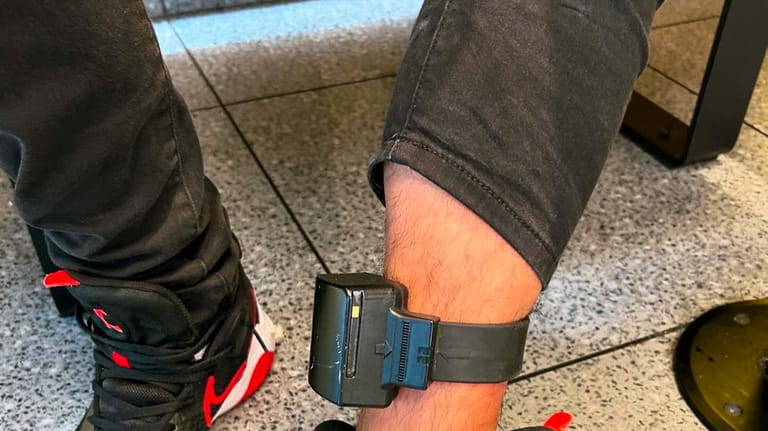 The ankle monitor that migrant Julio Zambrano has been wearing...