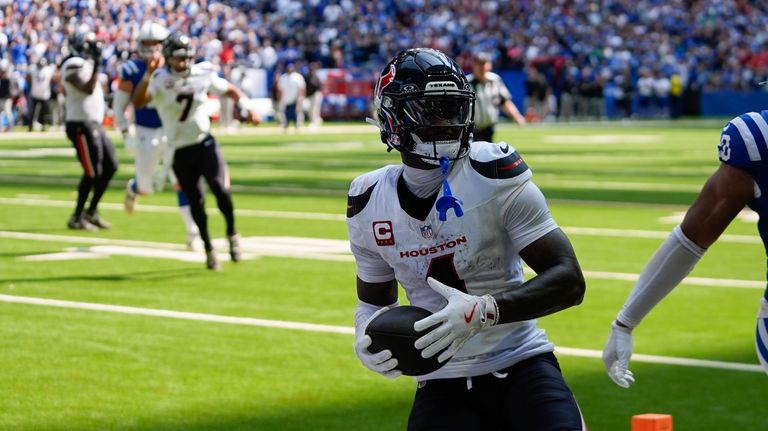 Houston Texans wide receiver Stefon Diggs (1) makes touchdown reception...