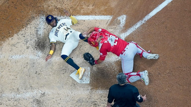 Brewers-Reds matchup a study in opposites