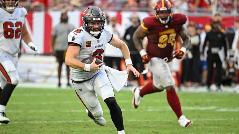 Tampa Bay Buccaneers quarterback Baker Mayfield (6) scrambles past Washington...