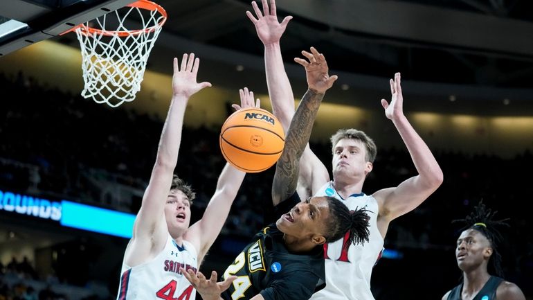 Virginia Commonwealth's Nick Kern (24) battles for a rebound against...