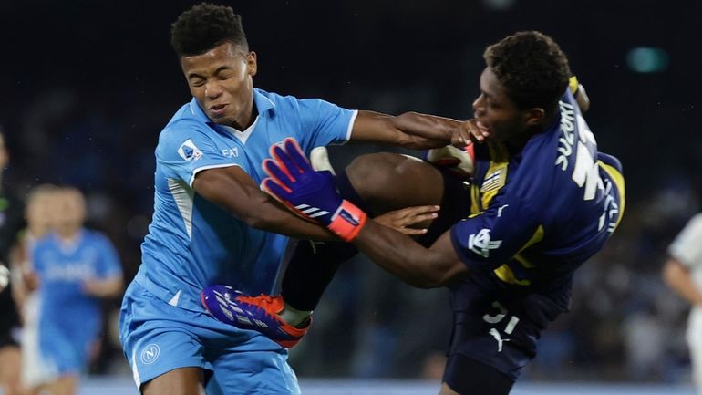 Napoli's David Neres Campos, and Parma's goalkeeper Zion Suzuki in...