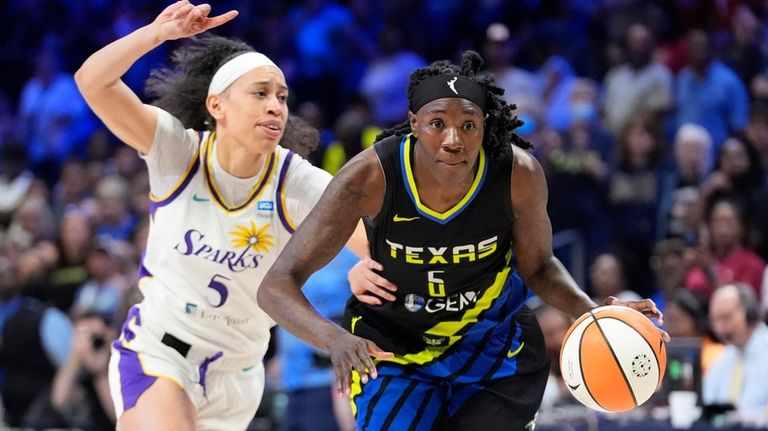 Dallas Wings forward Natasha Howard (6) drives past Los Angeles...