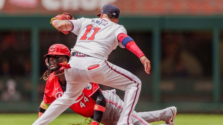 Cincinnati Reds' Elly De La Cruz (44) slides into second...