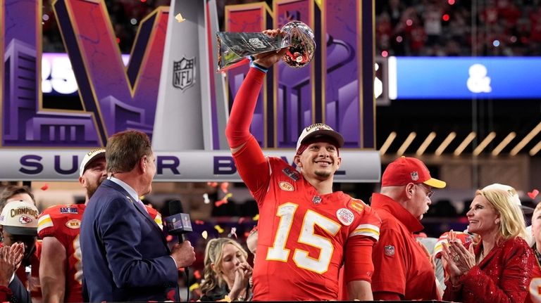 Kansas City Chiefs quarterback Patrick Mahomes (15) holds the Vince...