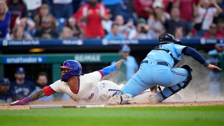 Phillies come back to defeat Blue Jays 2-1 on error in 10th inning