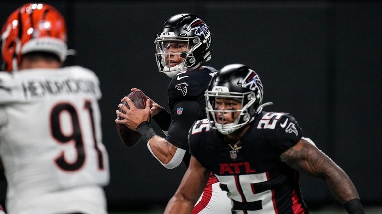 Atlanta Falcons quarterback Desmond Ridder (9) looks for a receiver...