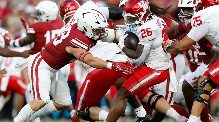 Oklahoma linebacker Danny Stutsman (28) tackles Houston running back Re'Shaun...