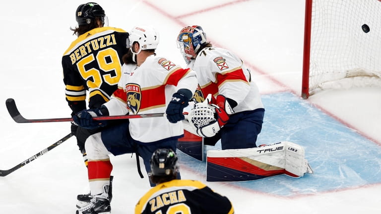 Florida Panthers Upset Record-Setting Boston Bruins - The New York Times
