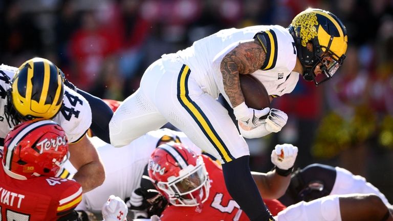 Michigan running back Blake Corum (2) runs in for a...