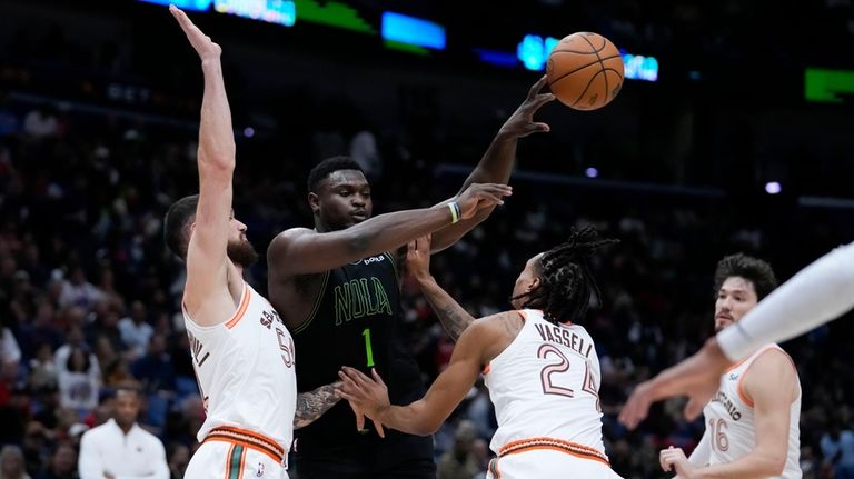 New Orleans Pelicans forward Zion Williamson (1) passes between San...