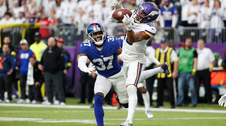 Minnesota Vikings wide receiver Justin Jefferson (18) catches a 17-yard...