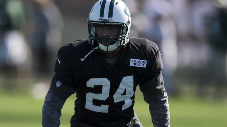 New York Jets' CB Darelle Revis fronting Chaz Schilens (not...