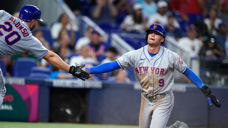 New York Mets' Pete Alonso (20) congratulates Brandon Nimmo (9)...