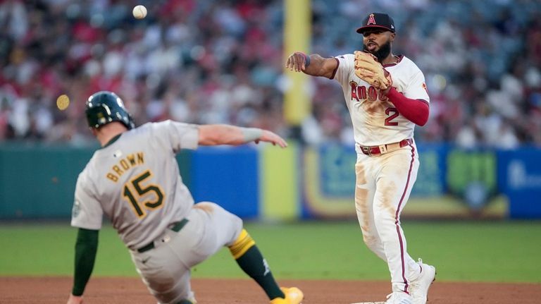 Los Angeles Angels second baseman Luis Rengifo (2) throws to...