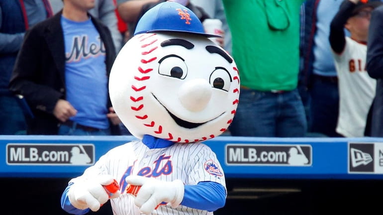 Mr. Met caught making obscene gesture on video