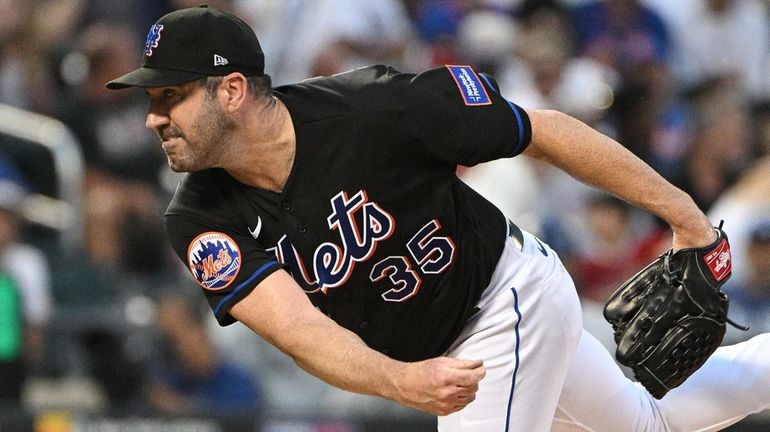 Mets starting pitcher Justin Verlander delivers against the Dodgers during the...