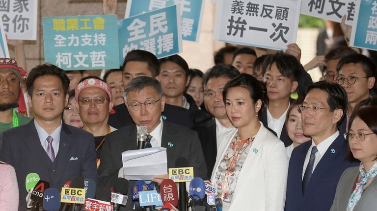 Taiwan's Taiwan People's Party (TPP) presidential candidate Ko Wen-je, center...