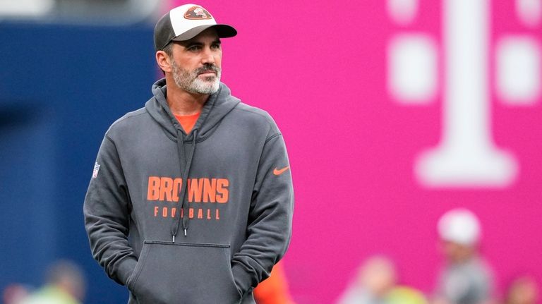 Cleveland Browns Kevin Stefanski looks on before a preseason NFL...