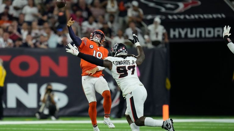 Chicago Bears quarterback Caleb Williams (18) throws over Houston Texans...