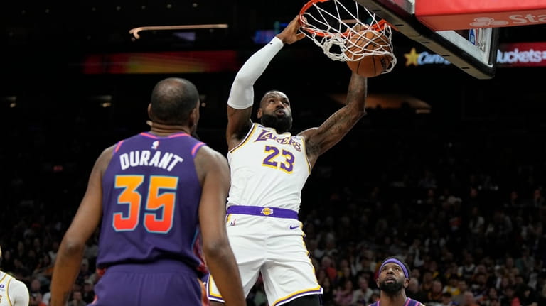 Los Angeles Lakers forward LeBron James (23) dunks over Phoenix...