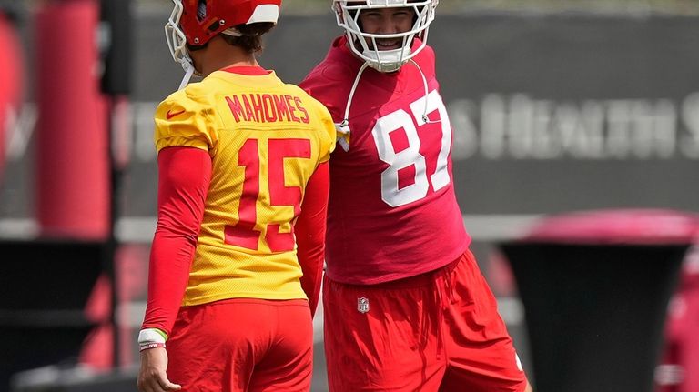 Kansas City Chiefs quarterback Patrick Mahomes (15) and tight end...