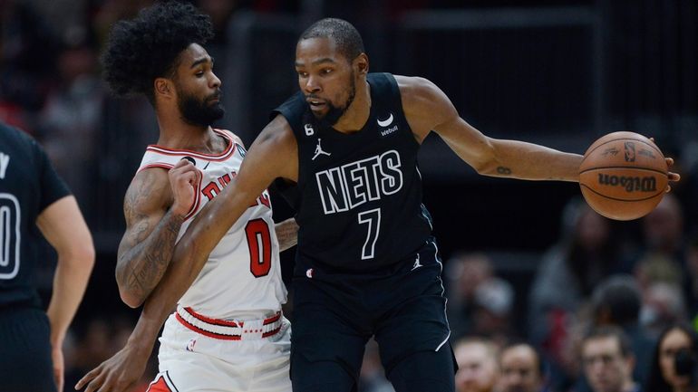 Brooklyn Nets' Kevin Durant (7) looks to drive against Chicago...