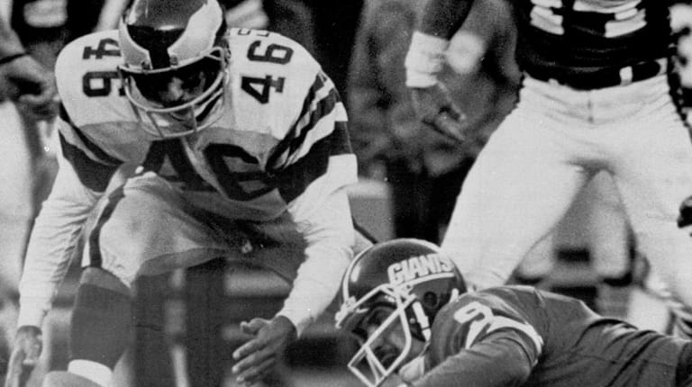 The NFL Goat Debate: Lawrence Taylor vs. Reggie White - Weekly Spiral