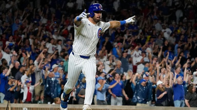 Chicago Cubs pinch hitter Mike Tauchman hits a walkoff single...