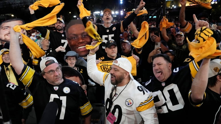 Steelers trade up, draft Georgia tackle Broderick Jones - Newsday