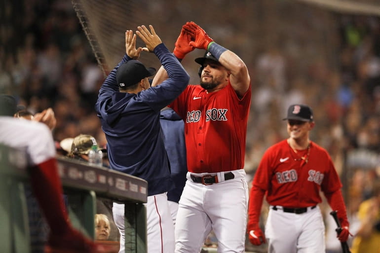 Fan hits Red Sox left fielder Alex Verdugo with baseball in wild scene at  Yankee Stadium on Saturday - The Boston Globe