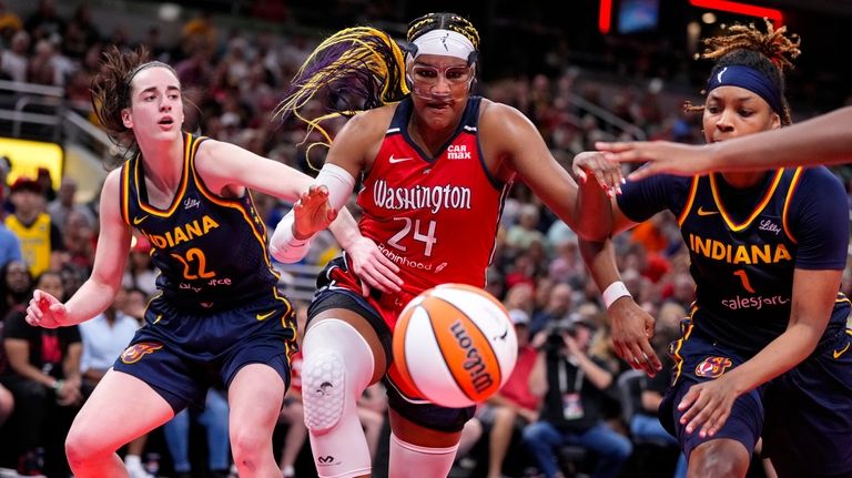 Washington Mystics forward Aaliyah Edwards (24) goes for a loose...