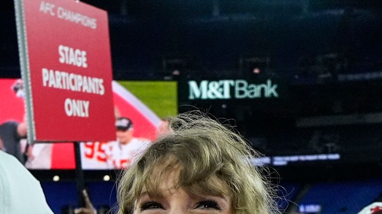 Taylor Swift watches the Kansas City Chiefs receive the Lamar...