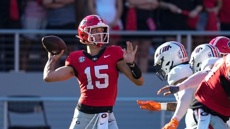 Georgia quarterback Carson Beck (15) throws from the pocket during...