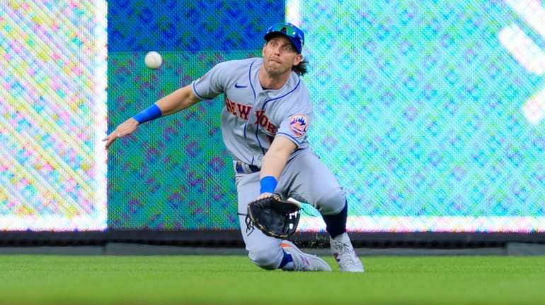Mets' Jeff McNeil irked after fans throw baseballs his way in Cincinnati  outfield - Newsday