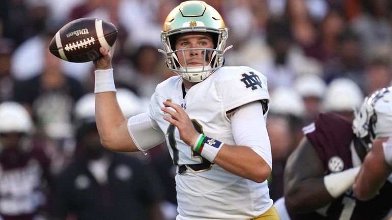 Notre Dame quarterback Riley Leonard (13) passes the ball against...