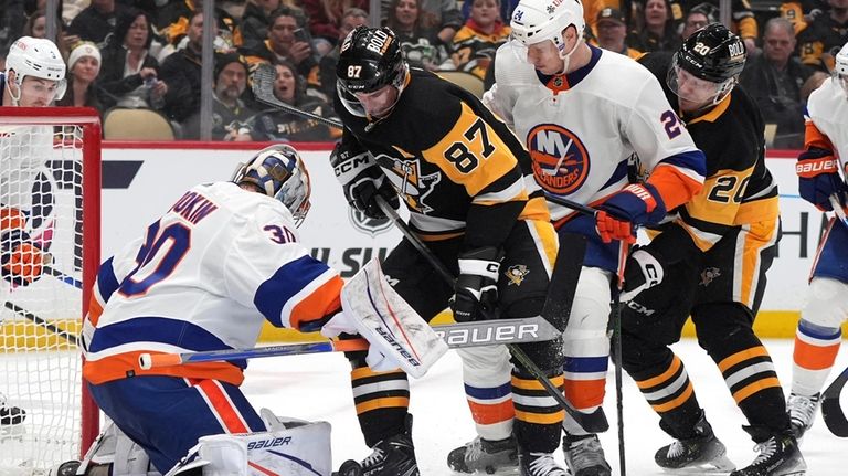 Pittsburgh Penguins' Sidney Crosby (87) can't get his stick on...