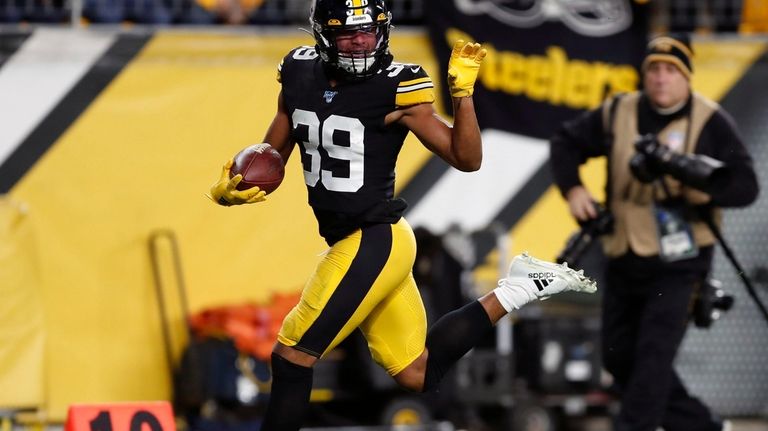 Pittsburgh Steelers free safety Minkah Fitzpatrick (39) runs for a...