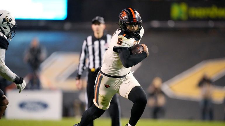 Then-Oregon State quarterback DJ Uiagalelei (5) plays in the second...