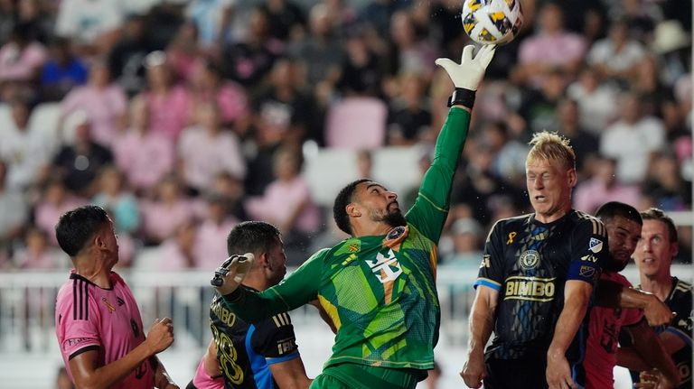 Inter Miami goalkeeper Drake Callender (1) deflects a corner kick...