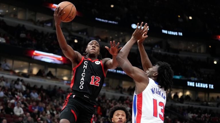 Chicago Bulls' Ayo Dosunmu (12) drives to the basket as...