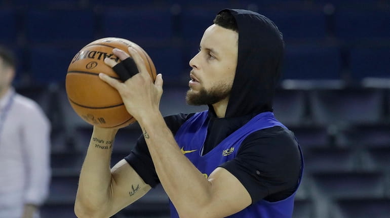 Warriors guard Stephen Curry shoots during practice in Oakland, Calif., on...