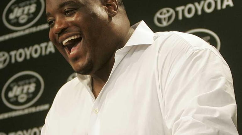 Former New York Jets offensive lineman Damien Woody announces his...