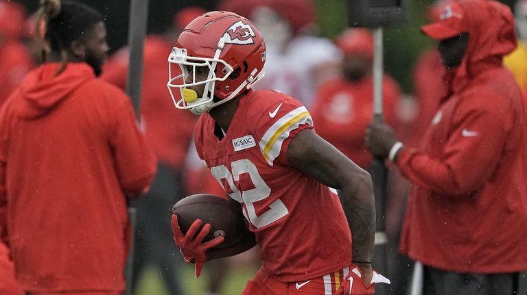 WATCH: Chiefs WR Ihmir Smith-Marsette makes long touchdown catch