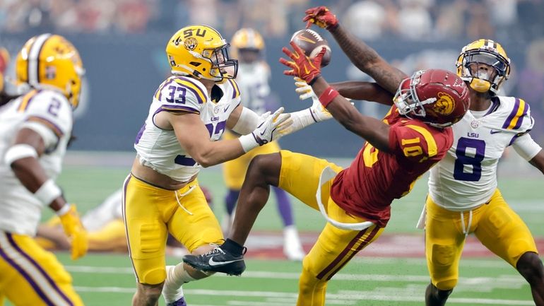 Southern California wide receiver Kyron Hudson (10) pulls in a...