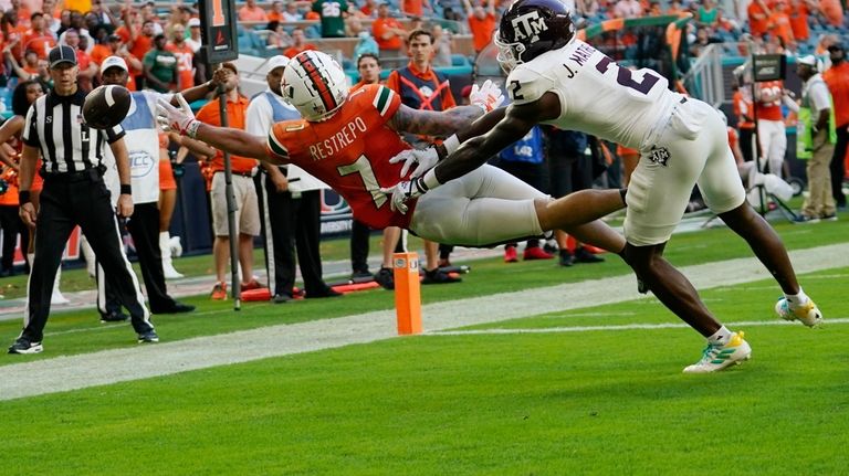 Miami Hurricanes wide receiver Xavier Restrepo (7) can't make a...