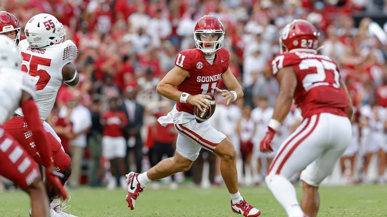 Oklahoma quarterback Jackson Arnold (11) runs the ball against Temple...