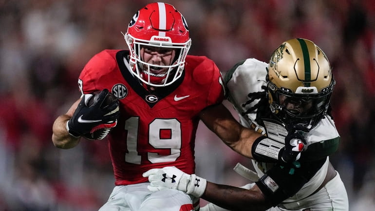 Georgia tight end Brock Bowers (19) breaks away from UAB...
