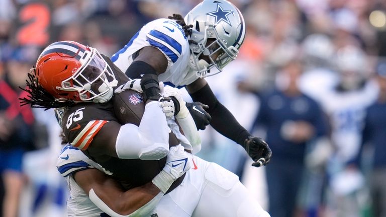 Cleveland Browns tight end David Njoku (85) is tackled after...