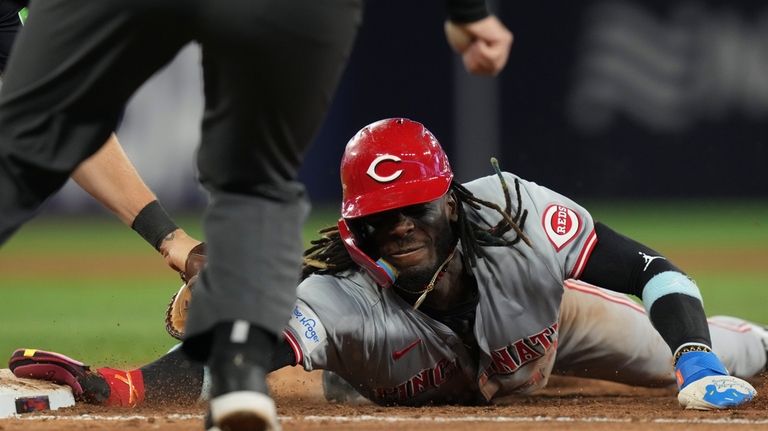 Cincinnati Reds Elly De La Cruz avoids a pick off...